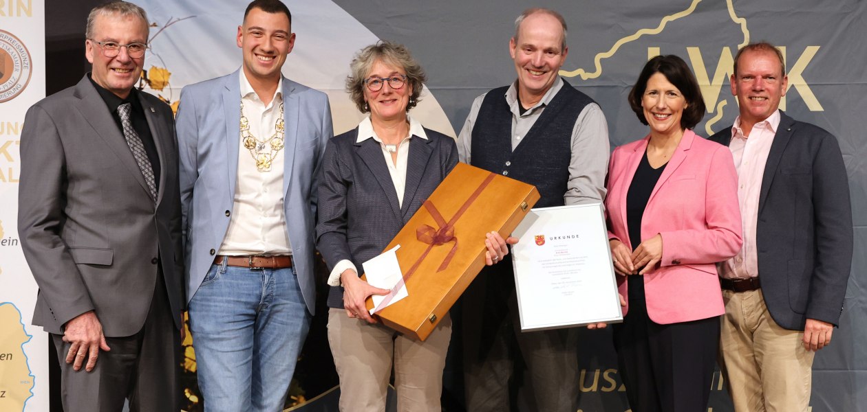 Ehrenpreis des Landkreises Alzey-Worms an das Weingut Johanneshof Axel Becker, Gau-Odernheim, © LWK RLP / Alexander Sell